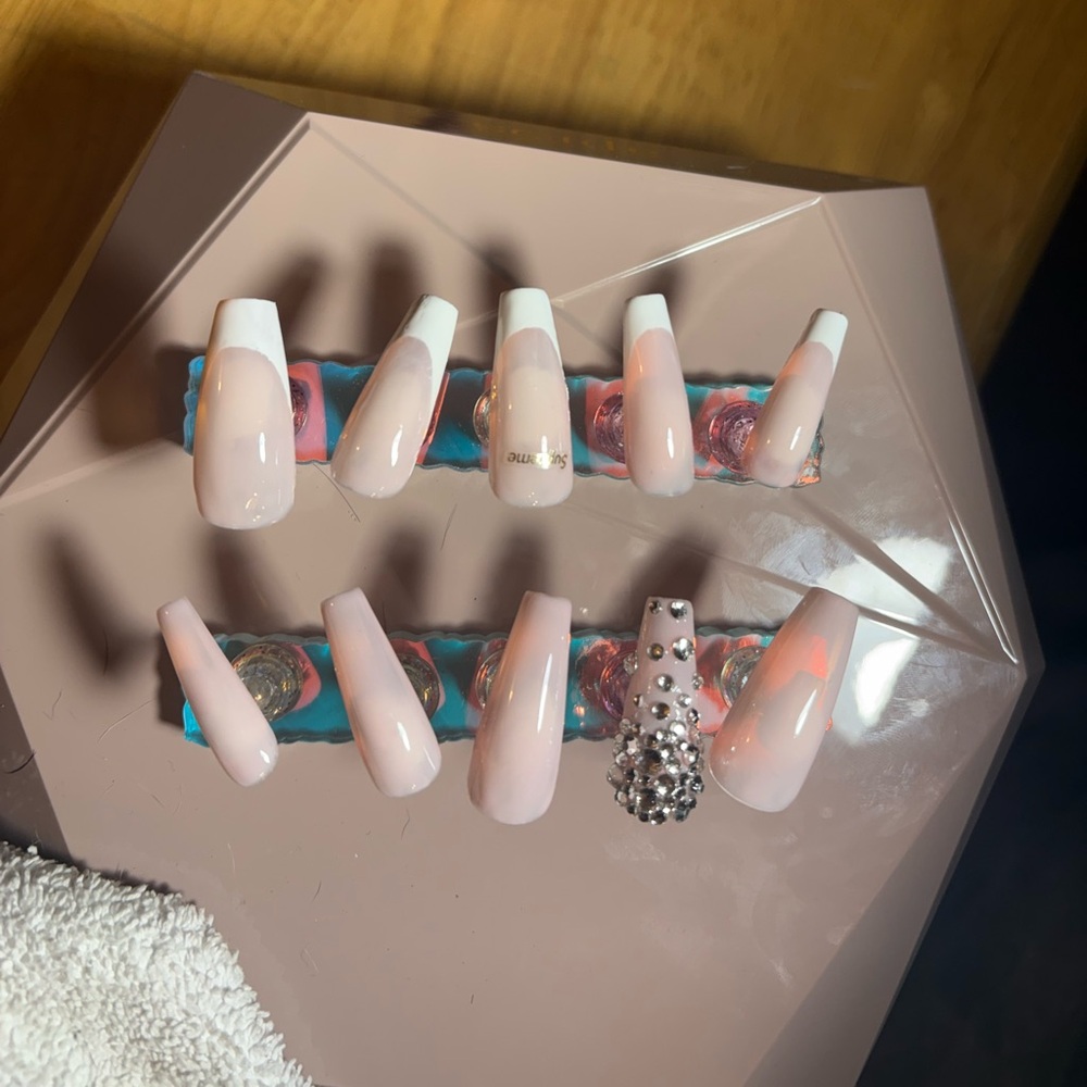 Press on sets now available. Comes with nail glue.